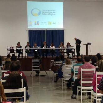 Cursistas participam da aula inaugural da especialização em educação na cultura digital