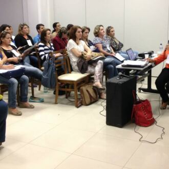 Cursistas participam da aula inaugural da especialização em educação na cultura digital