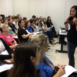 Cursistas participam da aula inaugural da especialização em educação na cultura digital