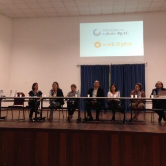 Cursistas participam da aula inaugural da especialização em educação na cultura digital