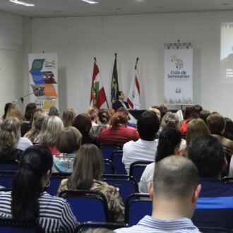 Ciclo de Seminários reúne dirigentes e técnicos da educação em Florianópolis