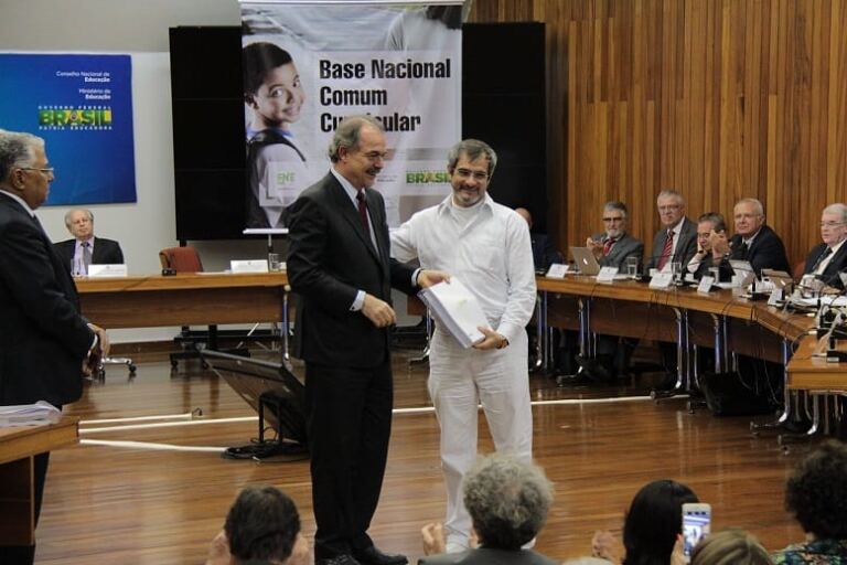 Presidente da Undime/SC participa da cerimônia de entrega da 2ª versão do documento da Base Nacional Comum Curricular