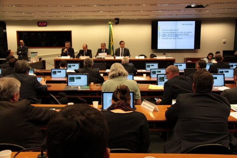 PEC que institui novo regime fiscal e limita gastos na educação e na saúde é discutida em audiência pública