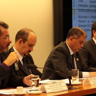 PEC que institui novo regime fiscal e limita gastos na educação e na saúde é discutida em audiência pública