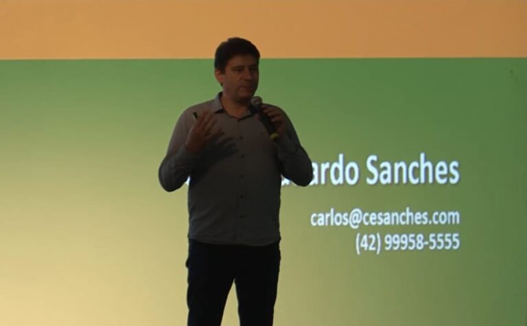 Os Recursos da Educação Municipal e o Desafio da Valorização Profissional são apresentados pelo palestrante Carlos Eduardo Sanches