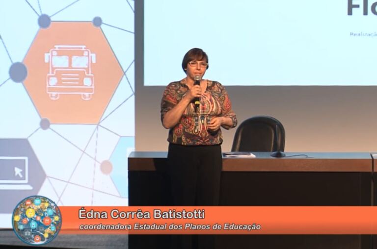 Palestra sobre o monitoramento e avaliação dos Planos Municipais de Educação é ministrada por Édna Corrêa Batistotti