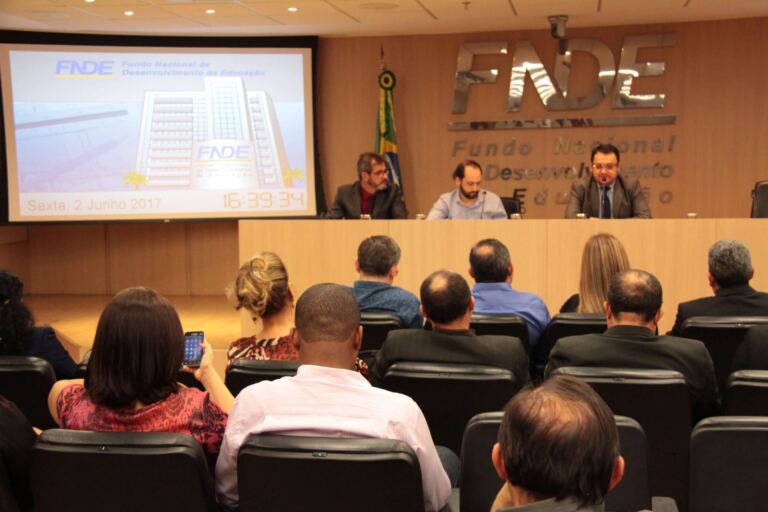 Representantes da Undime esclarecem dúvidas sobre programas em reunião no FNDE