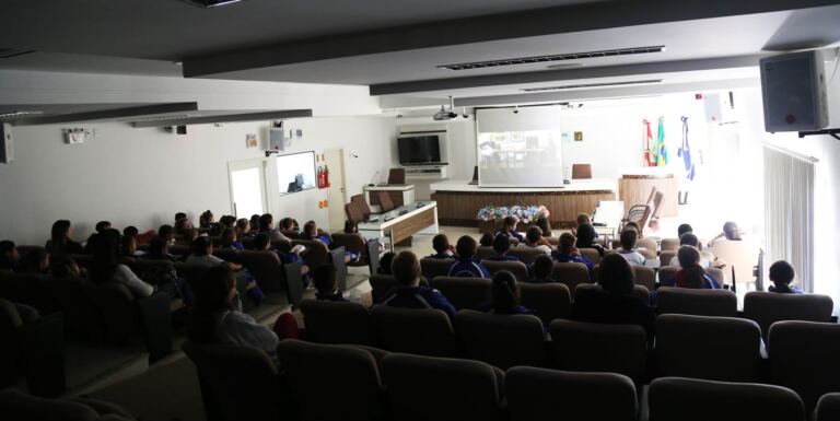Mostra de Cinema Infantil reúne alunos de Guabiruba na Câmara Municipal