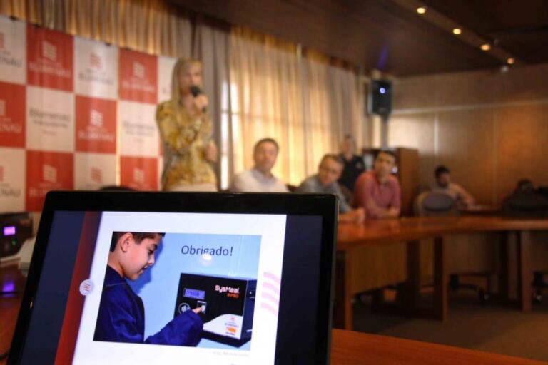 Blumenau lança controle biométrico da merenda escolar