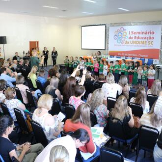 Primeiro dia do Seminário de Educação em Chapecó
