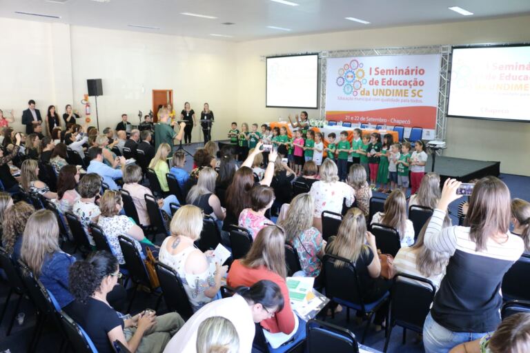 Alunos do CEIM Aquarela apresentam Hino da Chapecoense em Libras e emocionam a todos na abertura do I Seminário de Educação da Undime-SC
