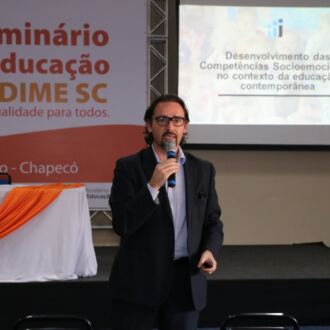 Primeiro dia do Seminário de Educação em Chapecó