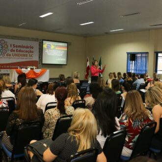 Primeiro dia do Seminário de Educação em Chapecó