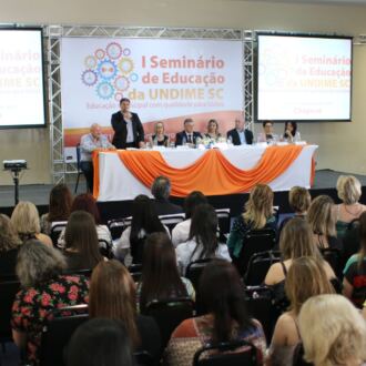 Primeiro dia do Seminário de Educação em Chapecó