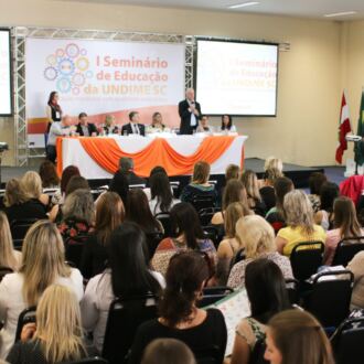 Primeiro dia do Seminário de Educação em Chapecó