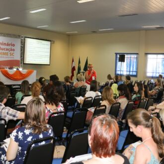 Primeiro dia do Seminário de Educação em Chapecó
