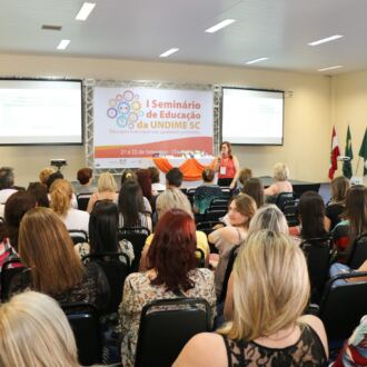 Primeiro dia do Seminário de Educação em Chapecó