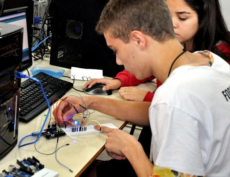 Alunos constroem chocadeira elétrica e sensor para deficientes visuais em Projeto de Robótica