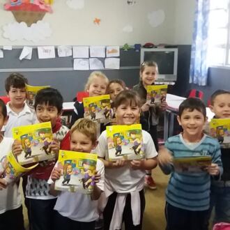 Corupá troca lixo por livro e recolhe quase dois quilos de materiais recicláveis