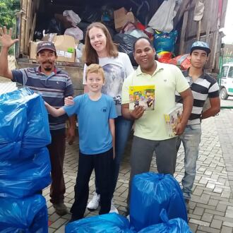 Corupá troca lixo por livro e recolhe quase dois quilos de materiais recicláveis