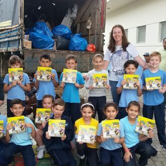 Corupá troca lixo por livro e recolhe quase dois quilos de materiais recicláveis