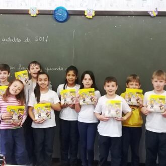 Corupá troca lixo por livro e recolhe quase dois quilos de materiais recicláveis