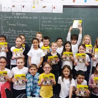Corupá troca lixo por livro e recolhe quase dois quilos de materiais recicláveis
