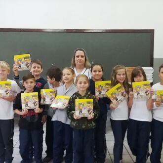 Corupá troca lixo por livro e recolhe quase dois quilos de materiais recicláveis