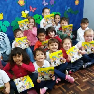 Corupá troca lixo por livro e recolhe quase dois quilos de materiais recicláveis