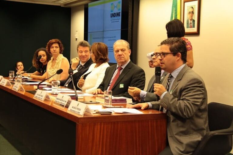 Undime participa de debate sobre a universalização das bibliotecas nas instituições de ensino
