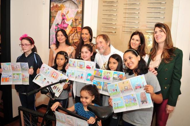 Meninas ganham concurso para ilustrar cartilha de prevenção à crimes em Joinville