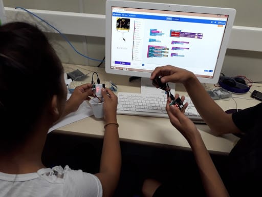 Computador de bolso da Inglaterra ensina estudantes de Florianópolis a programar