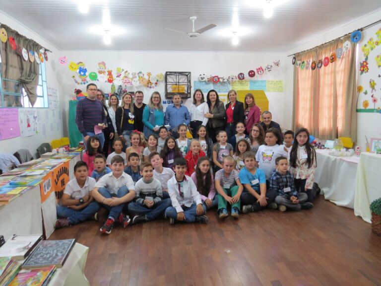 I Mostra dos Jovens Empreendedores Primeiros Passos realiza feira com produtos confeccionados pelos estudantes