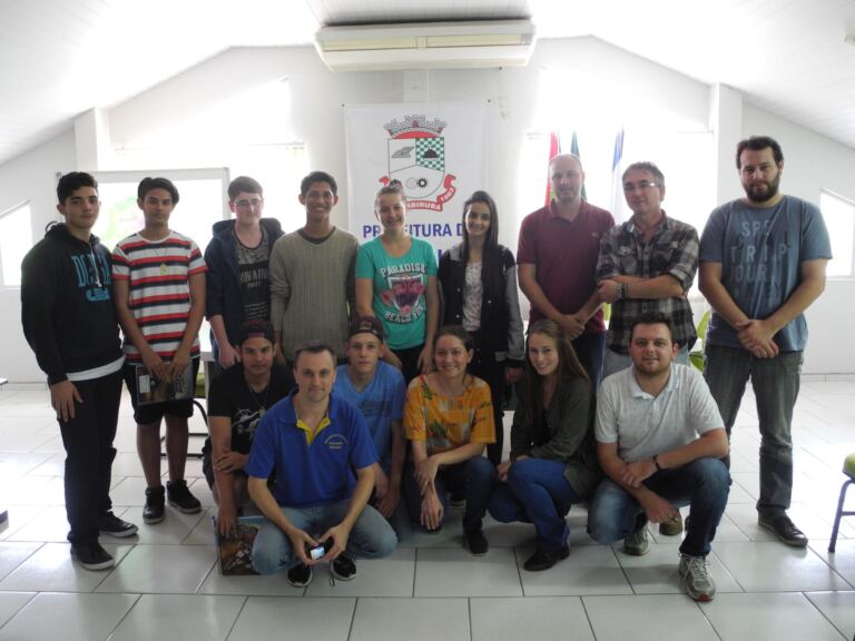 Estudantes e equipe da Secretaria de Planejamento