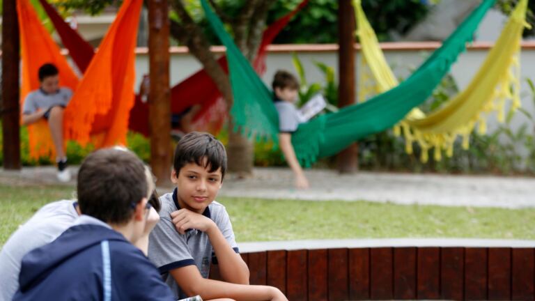 Escola municipal de Joinville cria espaços para aulas ao ar livre