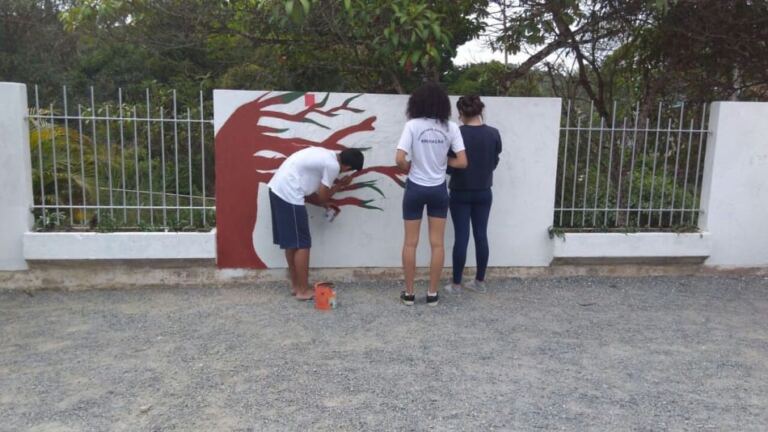 Escola de Blumenau cria ‘Corredor das Artes’ com pinturas de alunos
