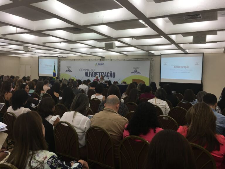 Seminário debate Gestão da Aprendizagem na Alfabetização e reconhece escola de São Bento do Sul por boas práticas