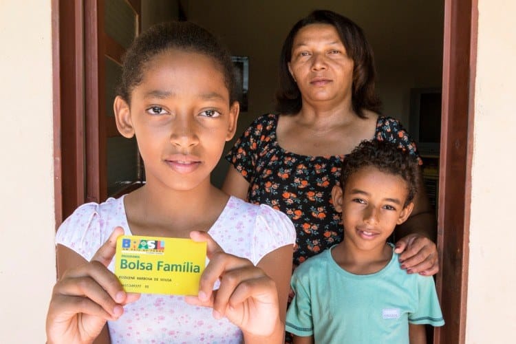Beneficiários do Bolsa Família devem informar mudança de escola dos filhos
