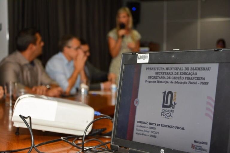 Blumenau lança selo comemorativo e concurso de curta-metragem nos dez anos do Programa Municipal de Educação Fiscal