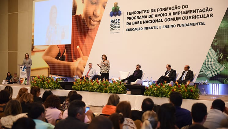 Comitê vai trabalhar pela implementação da Base Nacional Comum Curricular