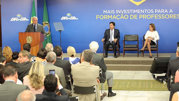 MEC vai investir R$ 1 bilhão em programas de formação de professores, com 190 mil vagas