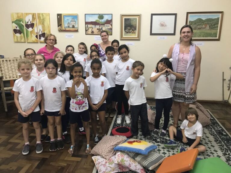 Biblioteca do Colégio Municipal de Indaial recebe a exposição “Arte e conhecimento”