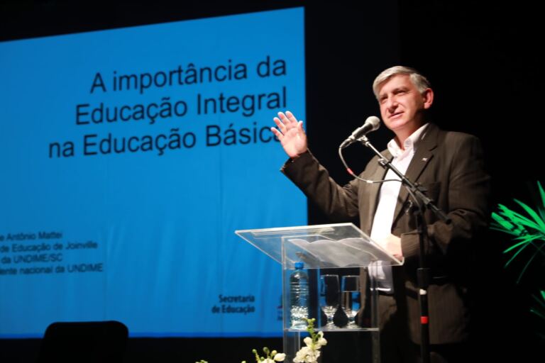 Presidente da Undime-SC participa do Seminário “A Educação Integral e a BNCC no contexto da Reforma do Ensino Médio” em Joinville