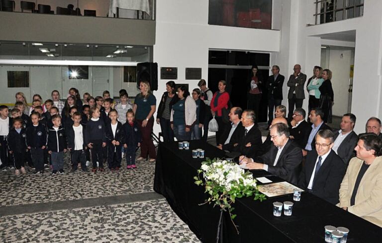Blumenau lança duas escolas bilíngues