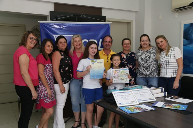 Estudantes da rede municipal de Guabiruba recebem prêmios do Recicla CDL