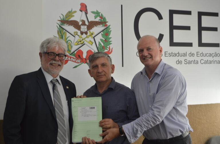 CEE/SC entrega versão preliminar do Currículo Base do Território Catarinense à Comissão de Educação Básica