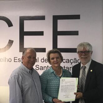 CEE/SC entrega versão preliminar do Currículo Base do Território Catarinense à Comissão de Educação Básica