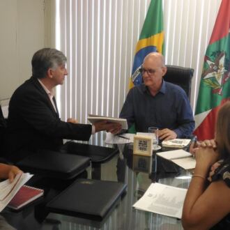 Undime-SC se reúne com o secretário de Estado para estabelecer regime de colaboração entre as entidades educacionais
