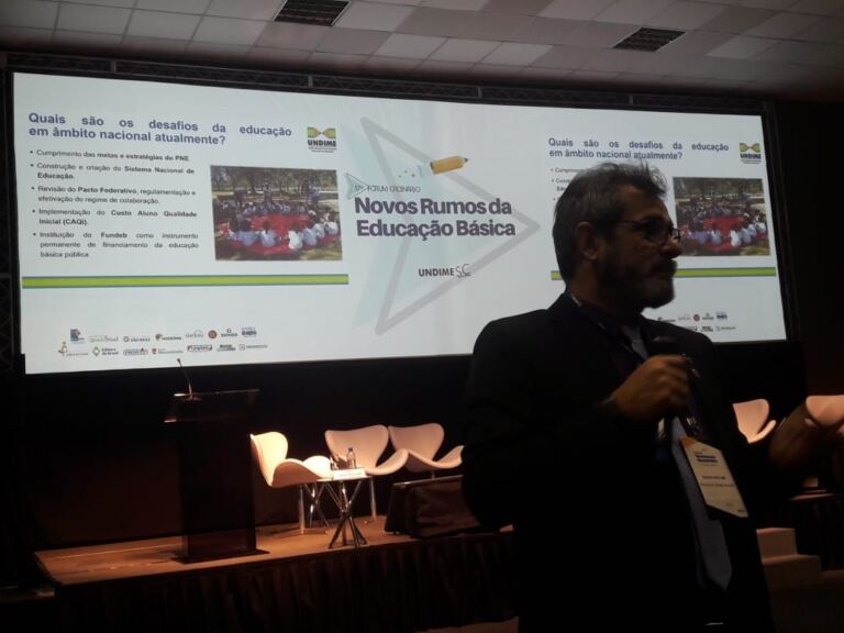 Aléssio Costa Lima, presidente da Undime-SC, em palestra no 17° Fórum Ordinário
