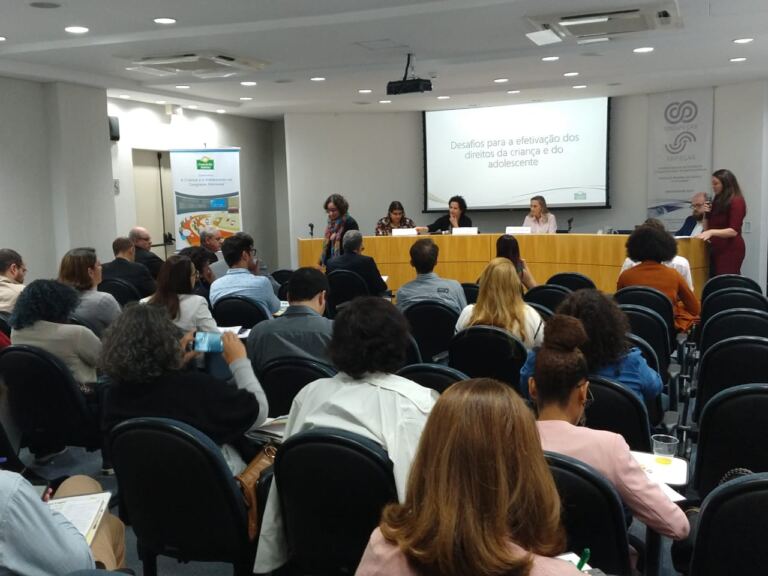 Fundação Abrinq lança Caderno Legislativo da Criança e do Adolescente